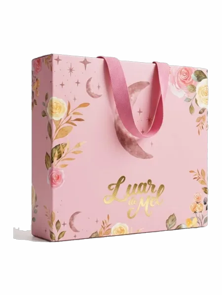 Caixa de presente rosa com estampa floral, luas e a marca Luar de Mel em hot stamp dourado