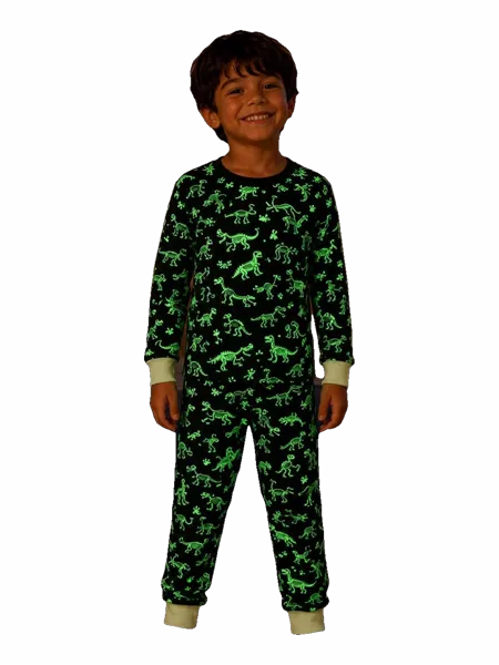 Criança veste pijama infantil preto com estampa de dinossauros que brilha no escuro e punhos em ribana