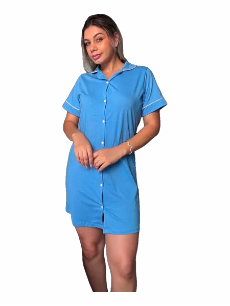 Modelo veste camisola americana de algodão azul com botões e friso branco
