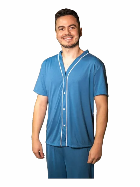 Modelo masculino veste conjunto de pijama azul-petróleo com friso branco e calça comprida