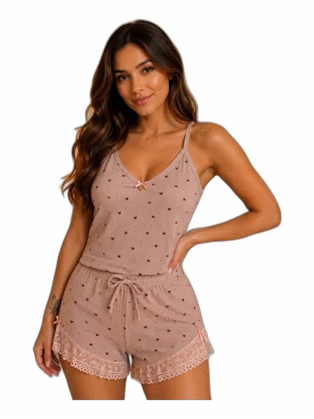 Modelo veste short doll de ribana rosé com estampa de corações e barra de renda