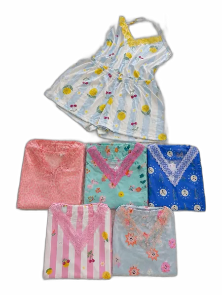 Short doll de suede estampado dobrado, disponível em diversas estampas